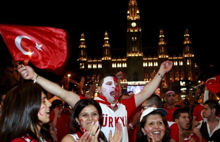 欧洲杯庆祝传统：球队与球迷的欢乐互动